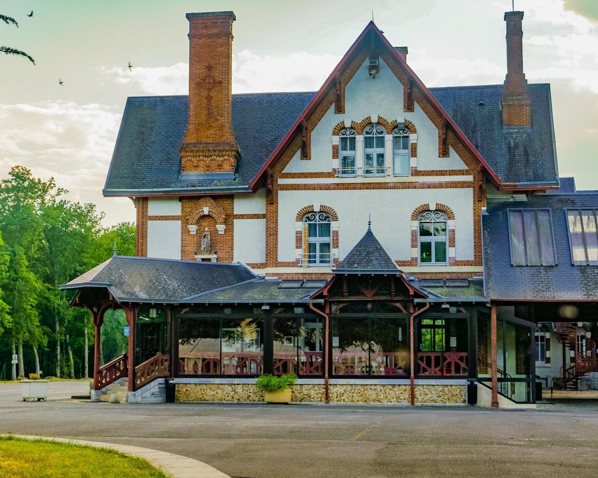 Hotel-Restaurant Domaine De La Grande Garenne Neuvy-sur-Barangeon Εξωτερικό φωτογραφία