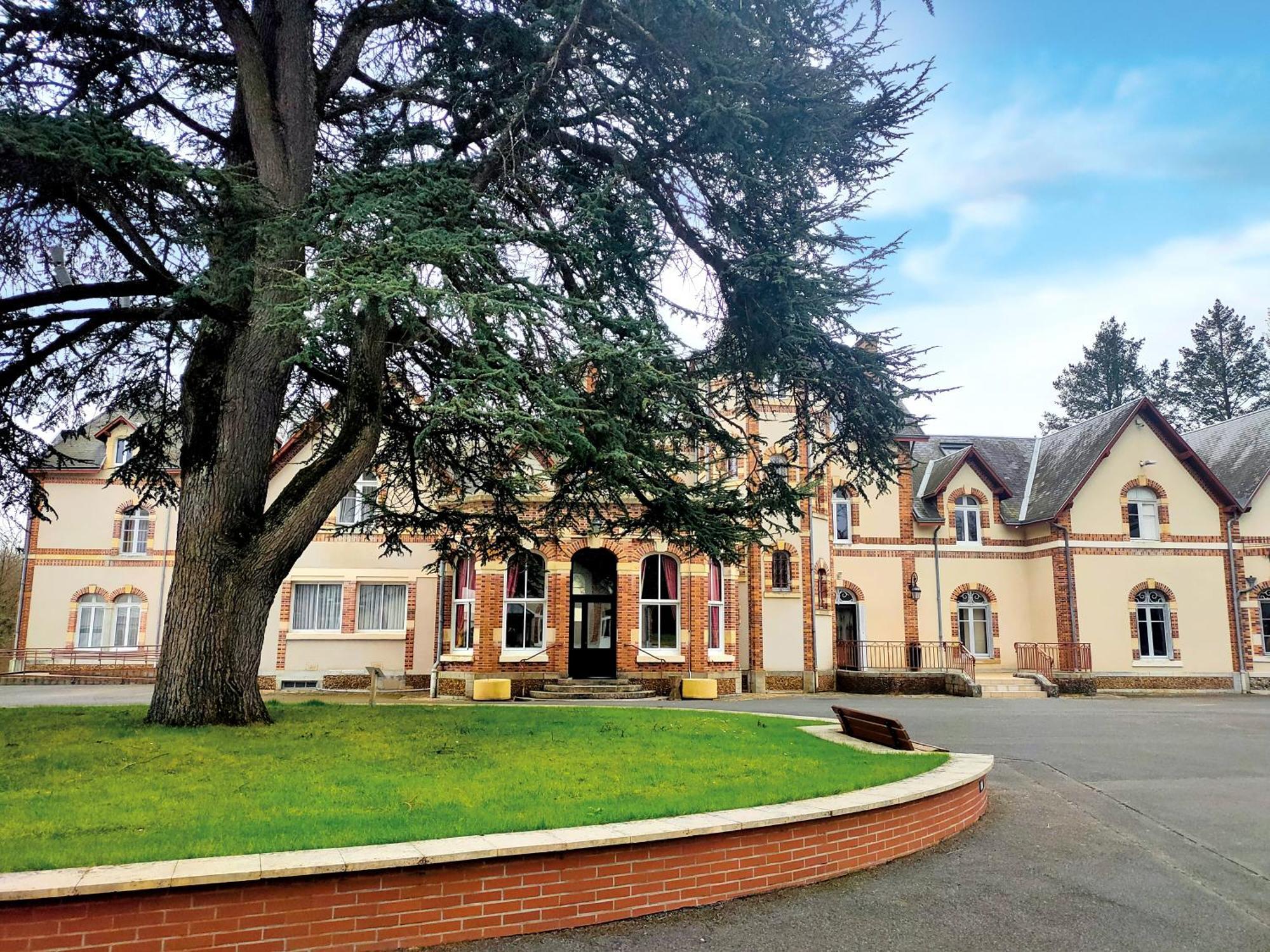 Hotel-Restaurant Domaine De La Grande Garenne Neuvy-sur-Barangeon Εξωτερικό φωτογραφία