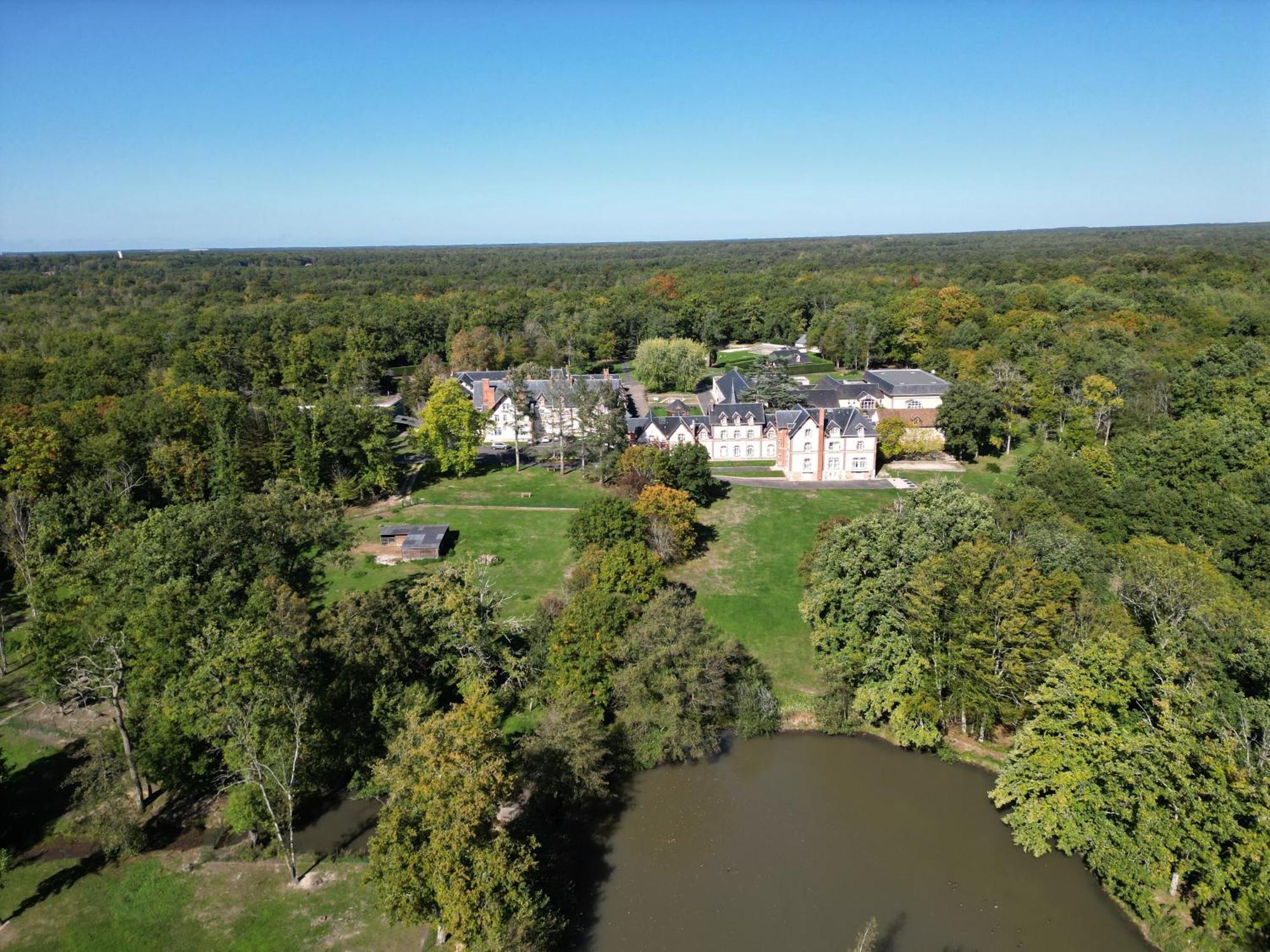 Hotel-Restaurant Domaine De La Grande Garenne Neuvy-sur-Barangeon Εξωτερικό φωτογραφία